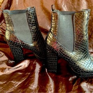 Elegant Black Crocodile Pattern Ankle Boots